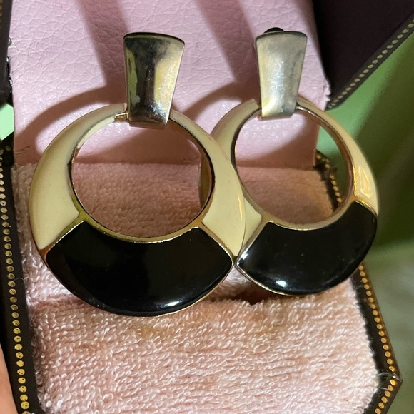 Cream and black enamel metal hoop earrings - Picture 2 of 4